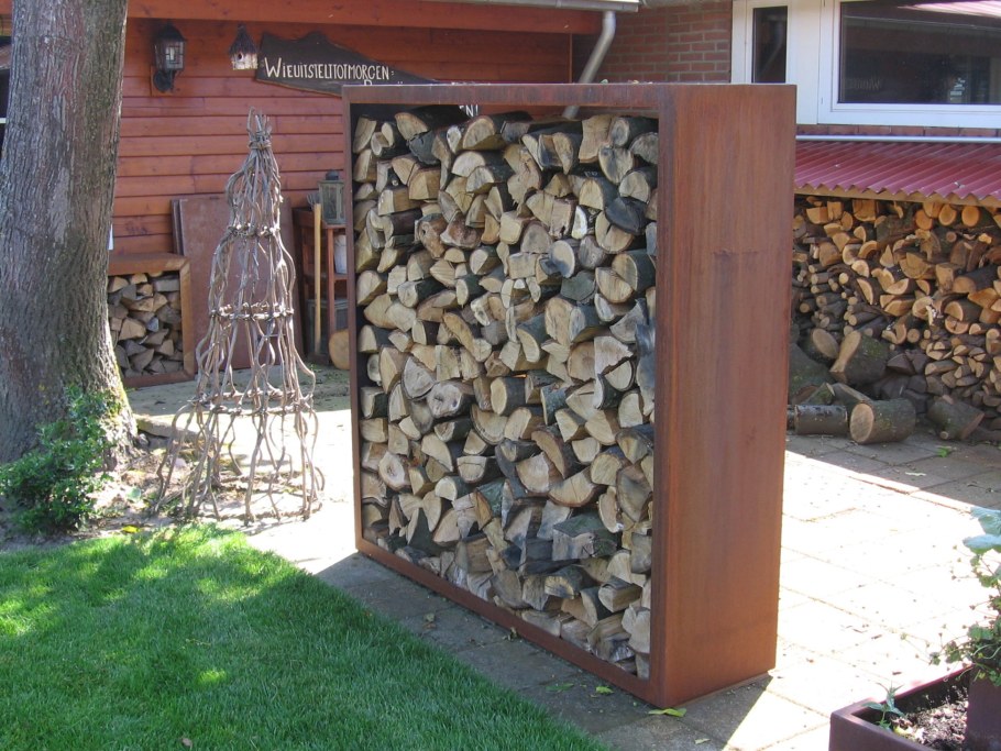 Красивые дровники на дачном участке