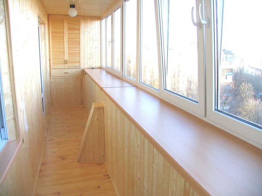 Деревянный подоконник на балконе