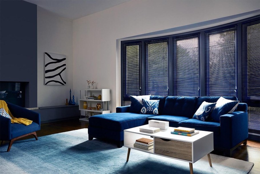 Синий диван в интерьере