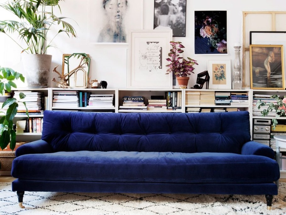 Гостиная в голубых тонах с угловым диваном