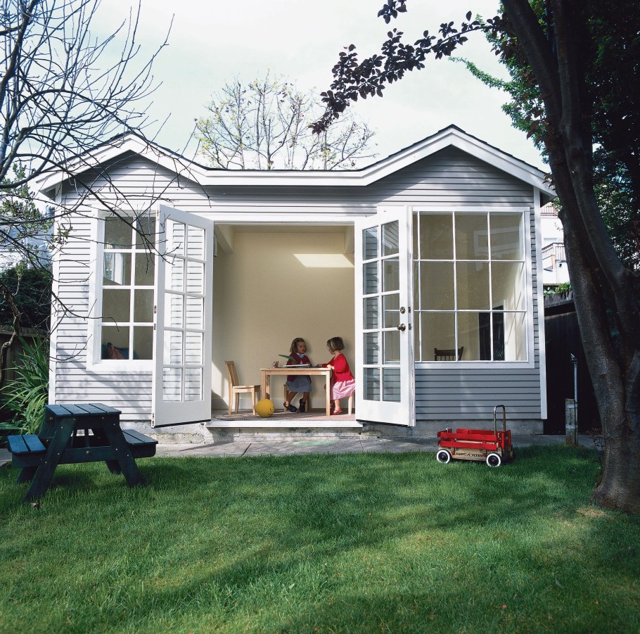 Маленький домик во дворе