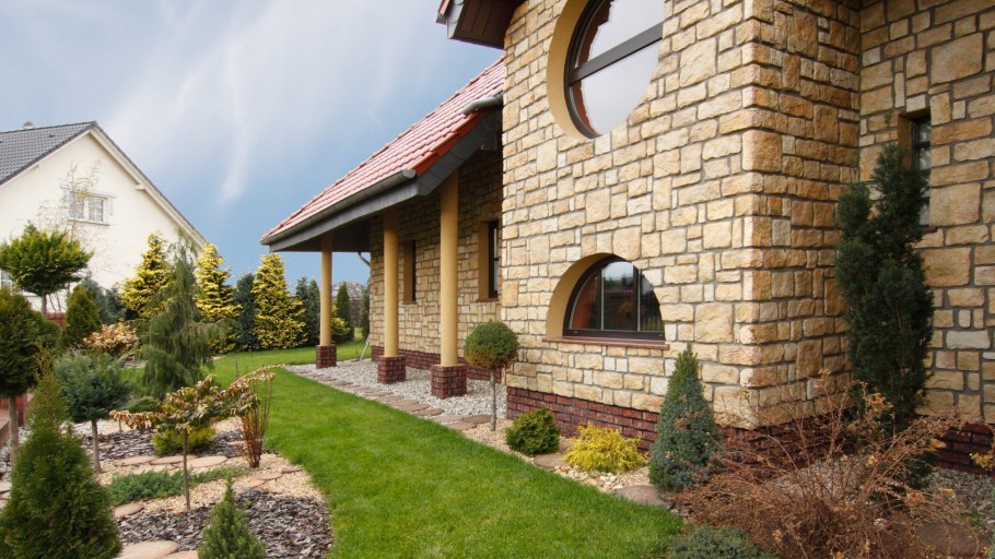 Дом с отделкой камнем
