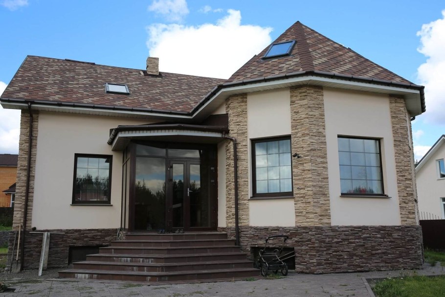 Облицовка фасада оргеевским диким камнем Григорий