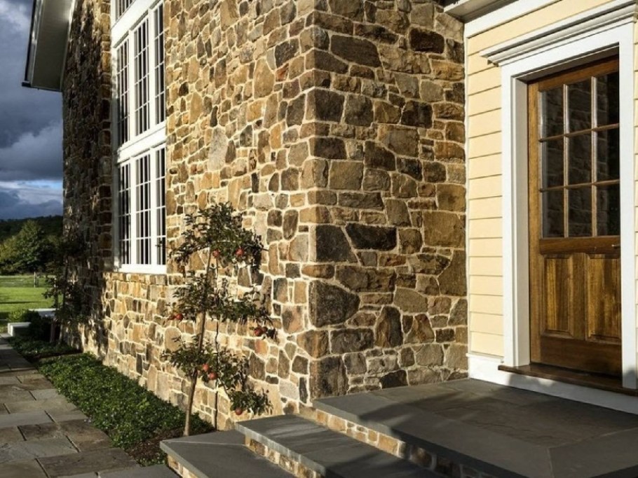 Отделка дома искусственным камнем