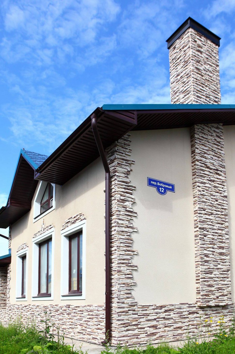 Облицовка фасада оргеевским диким камнем Григорий