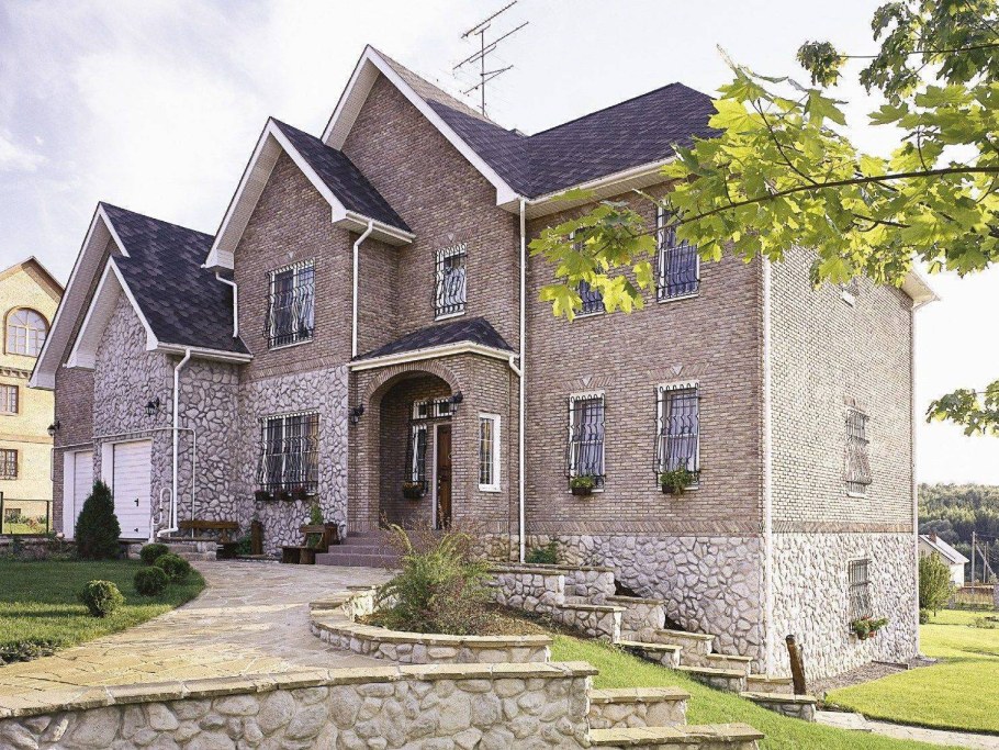 Дом отделанный камнем