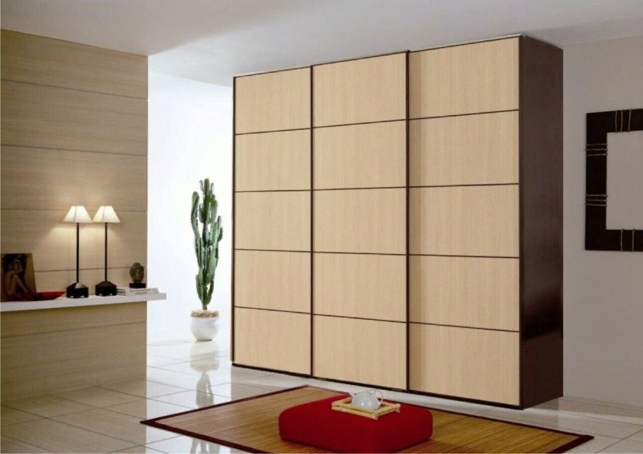 Шкаф купе на белом фоне