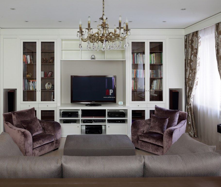 Телевизор в гостиной Неоклассика