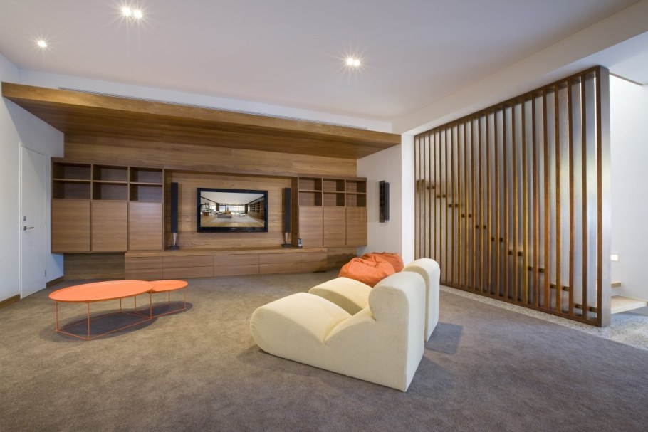 Вертикальные деревянные рейки в интерьере