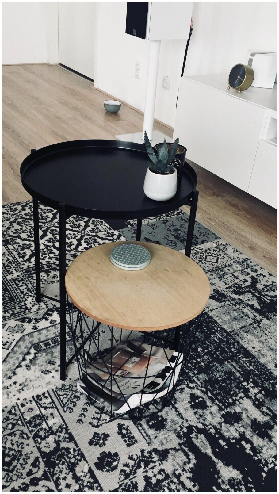 Журнальный столик на трех ножках из Икеи