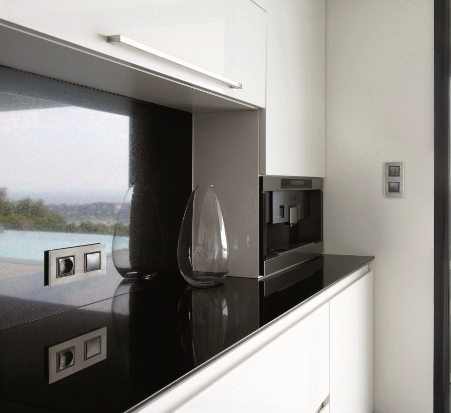 Чёрные розетки в интерьерк