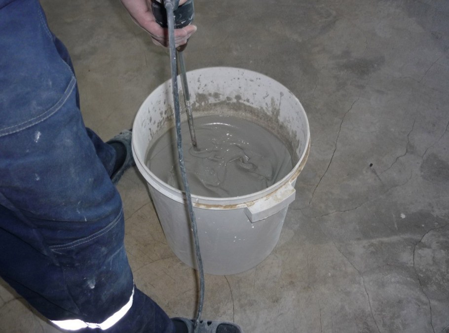 Замешивание бетона вручную