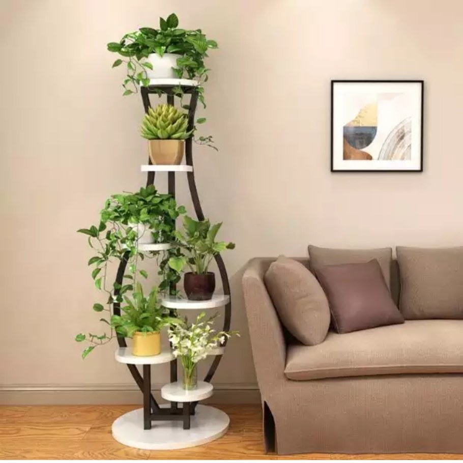 Цветы на подставке в интерьере