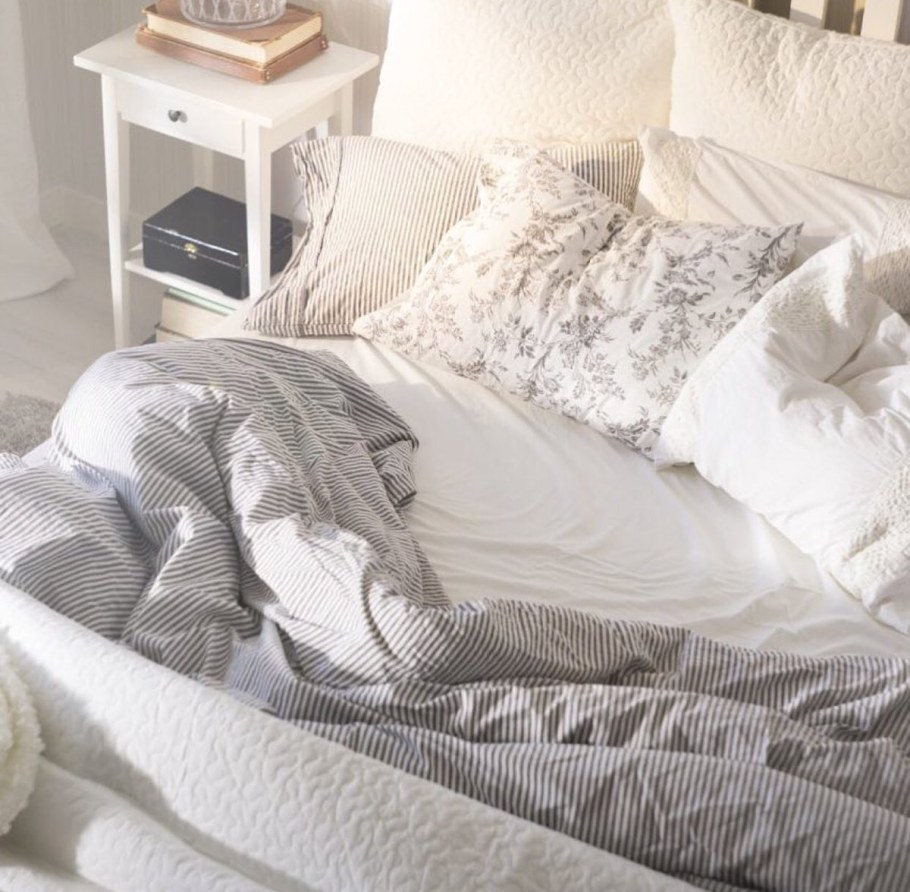 Уютная кровать с подушками