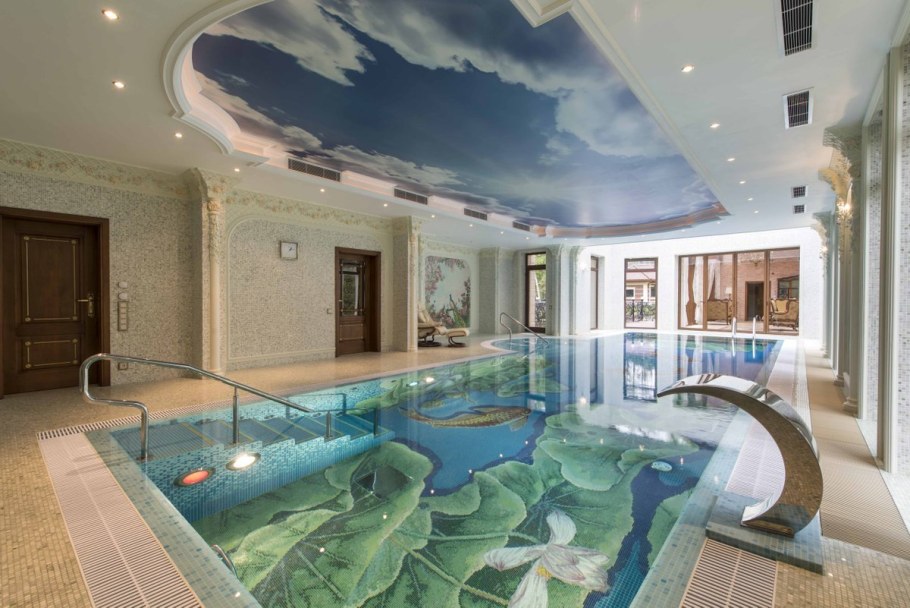 Интерьер бассейна в коттедже