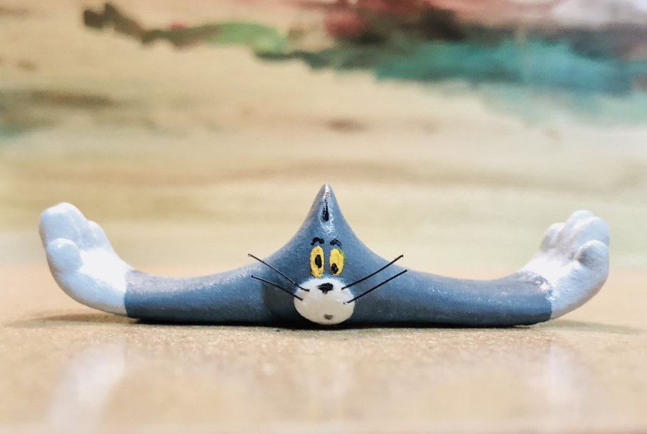 Фигурки Тома в нелепых ситуациях