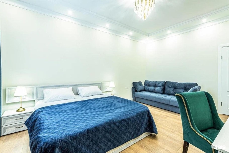 Прихожая в современном стиле в длинный коридор