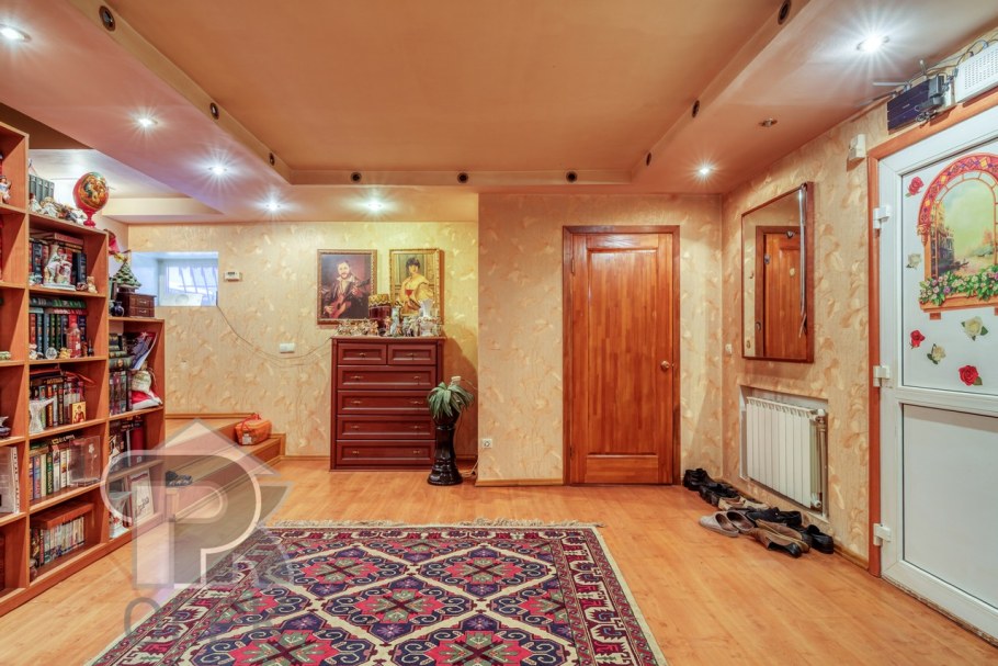 Бежевые обои в прихожей