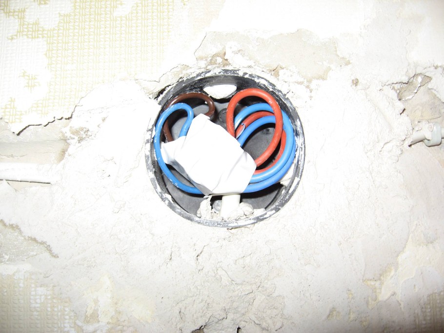 Распределительная коробка в стене