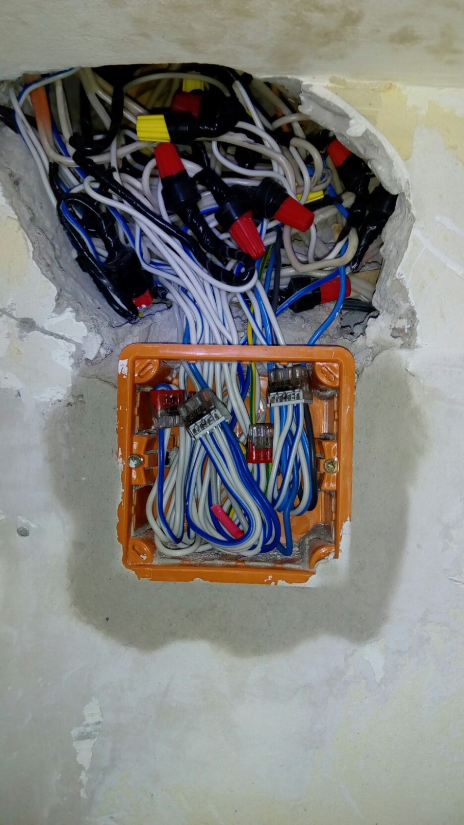 Распределительная коробка с розеткой