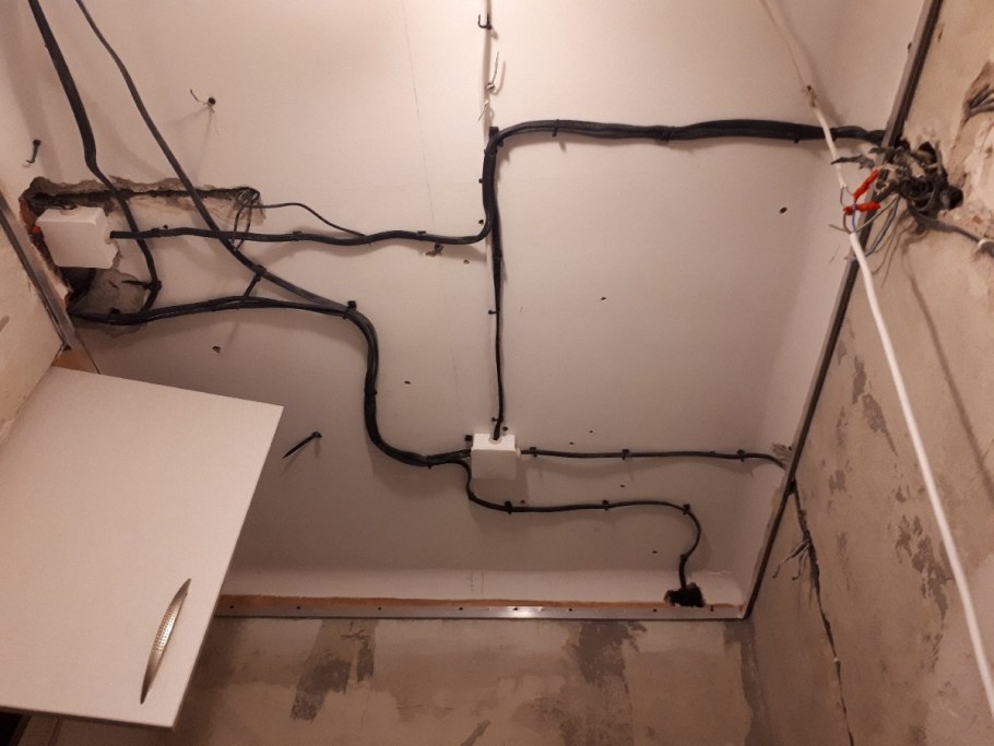 Распределительная коробка в ванной