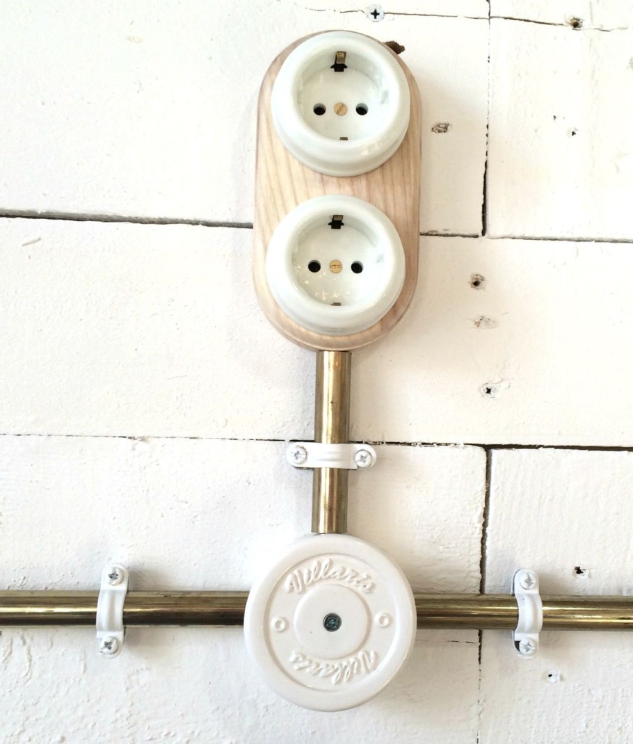 Наружная электропроводка в трубах