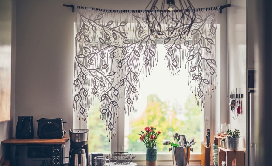 Горизонтальное окно на кухне