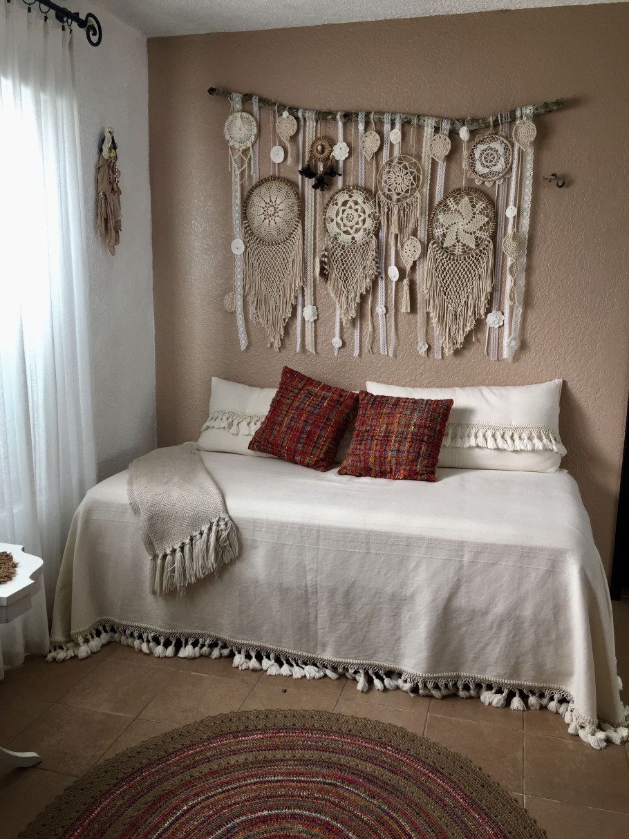 Ловец снов над кроватью