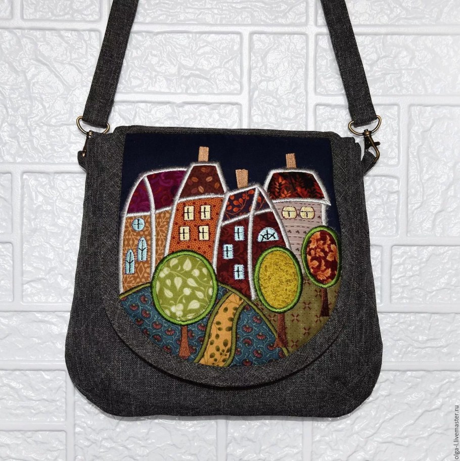 Джинсовая сумка с аппликацией домики