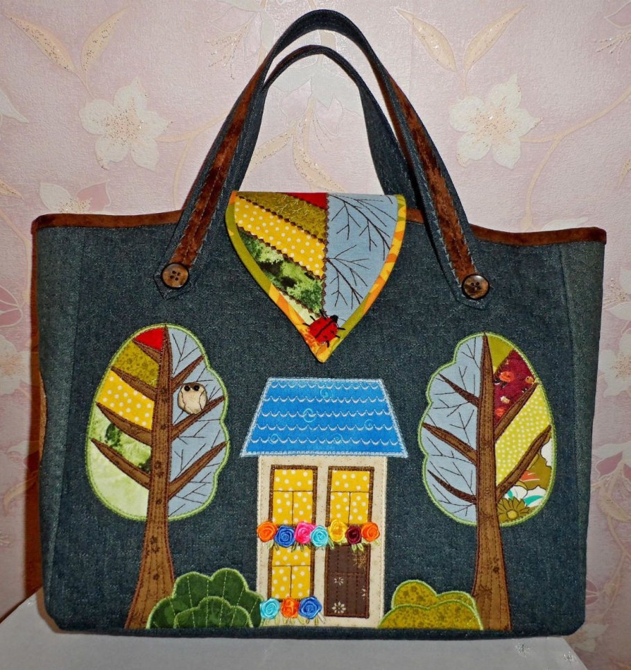 Джинсовая сумка с аппликацией домики