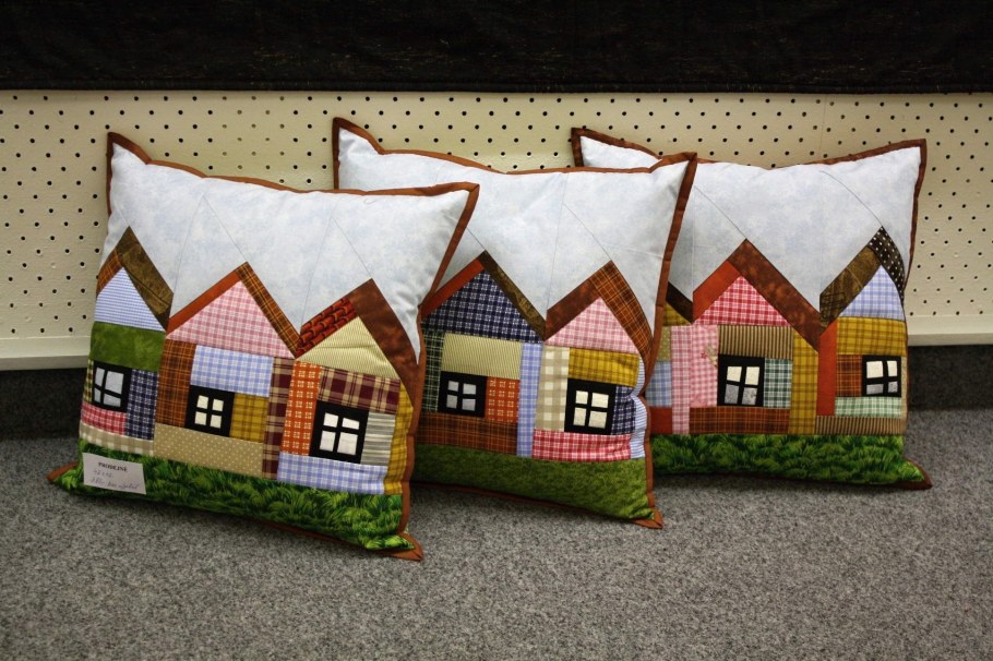 Подушки пэчворк домики