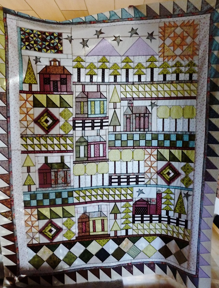 Панно с домиками лоскутное