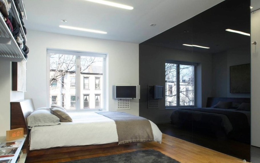 Глянцевая краска для стен в интерьере