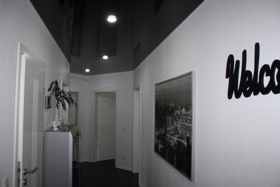 Черный глянцевый потолок