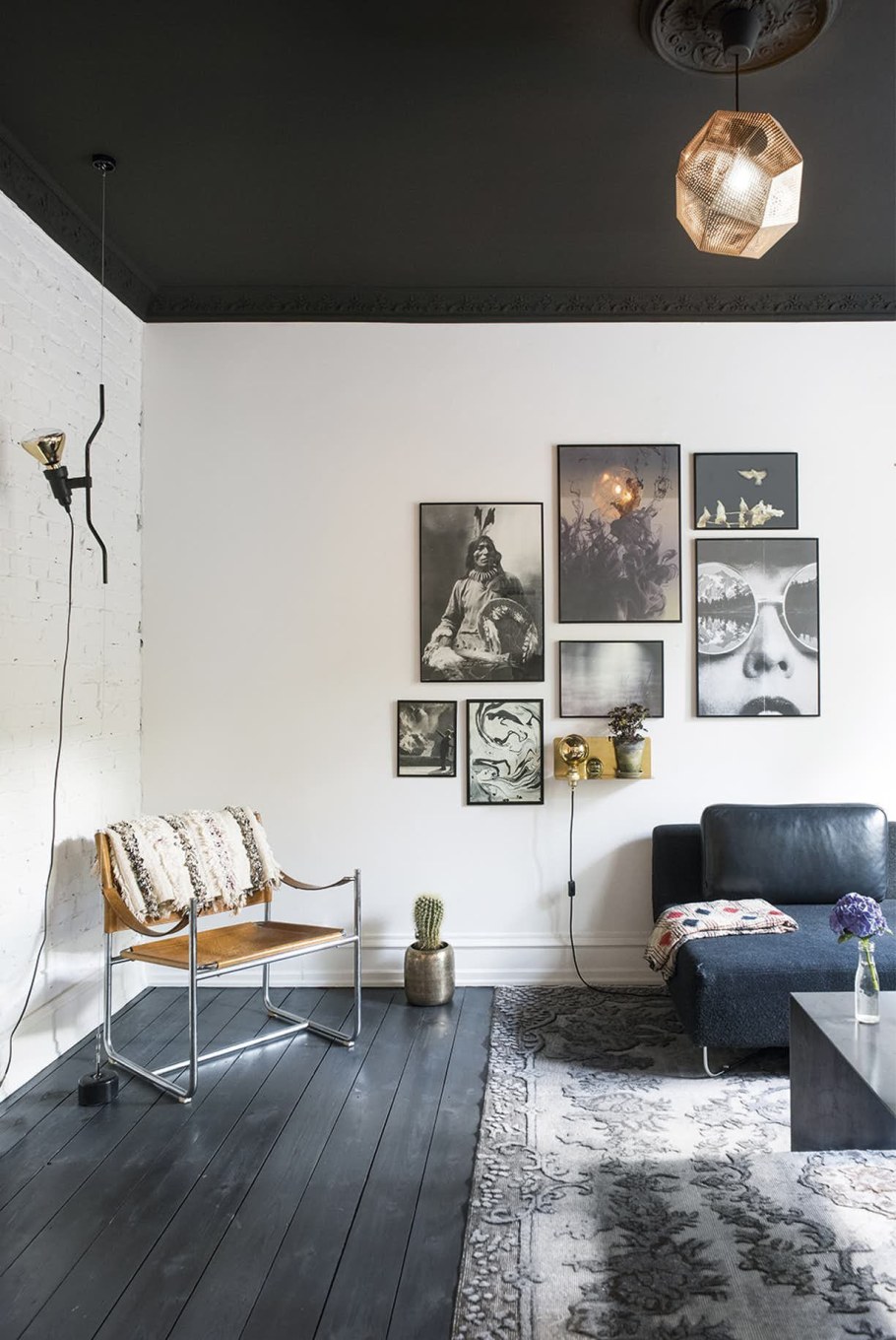 Черный потолок белые стены