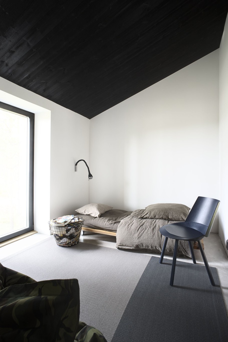 Черный потолок в квартире