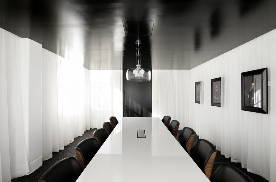 Черный глянцевый потолок