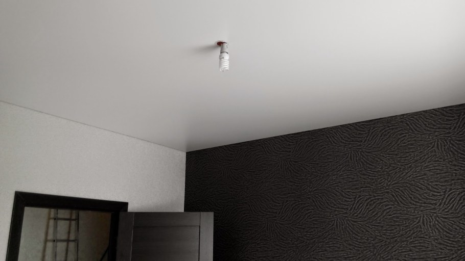 Потолок с серыми обоями