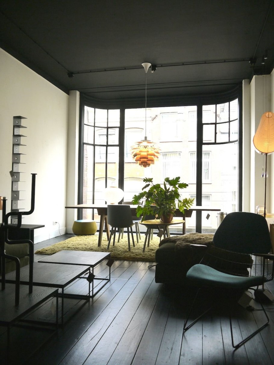 Черный потолок белые стены