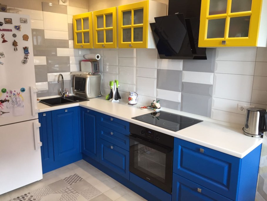 Желто синяя кухня