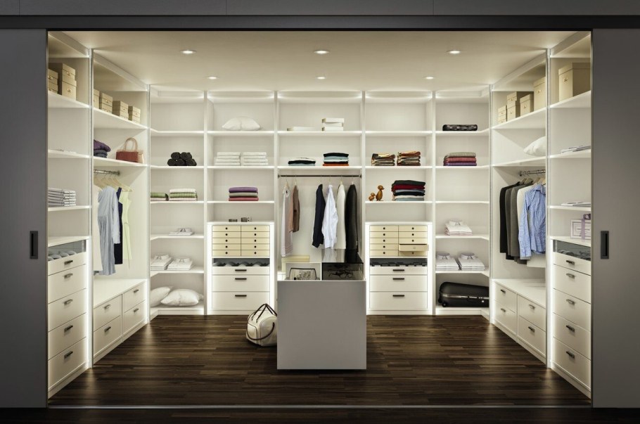 Гардеробная в светлых тонах