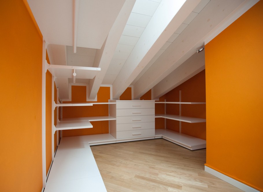 Встроенные гардеробные у стены