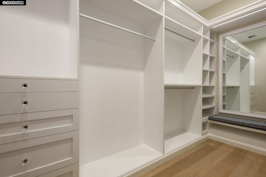 Гардеробная вдоль стенки