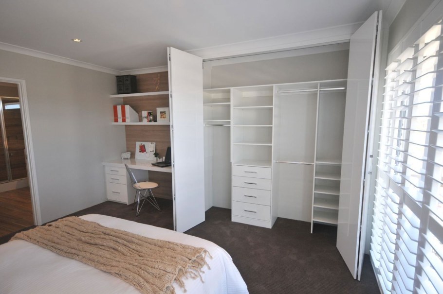 Отгороженная гардеробная в комнате