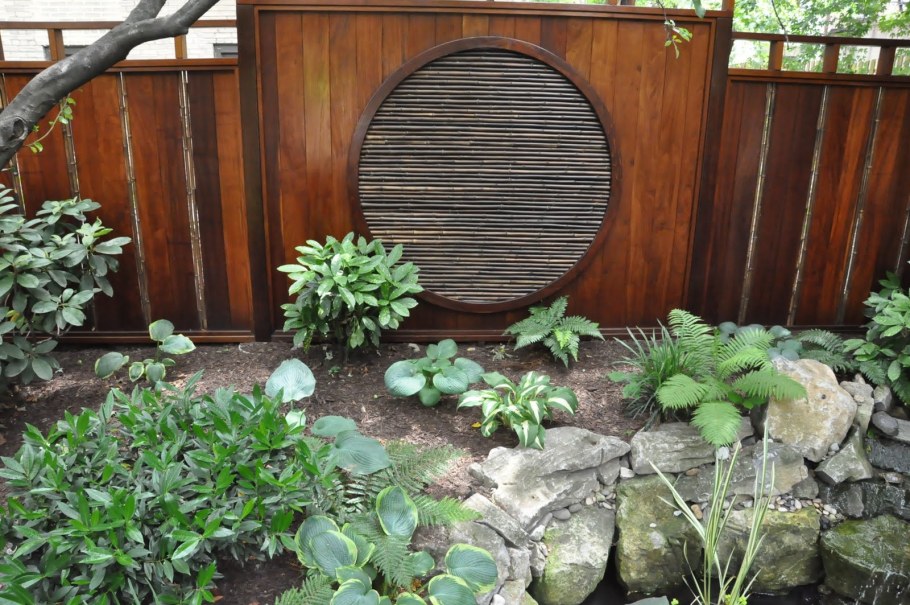 Калитка и забор в японском стиле с диким плющем