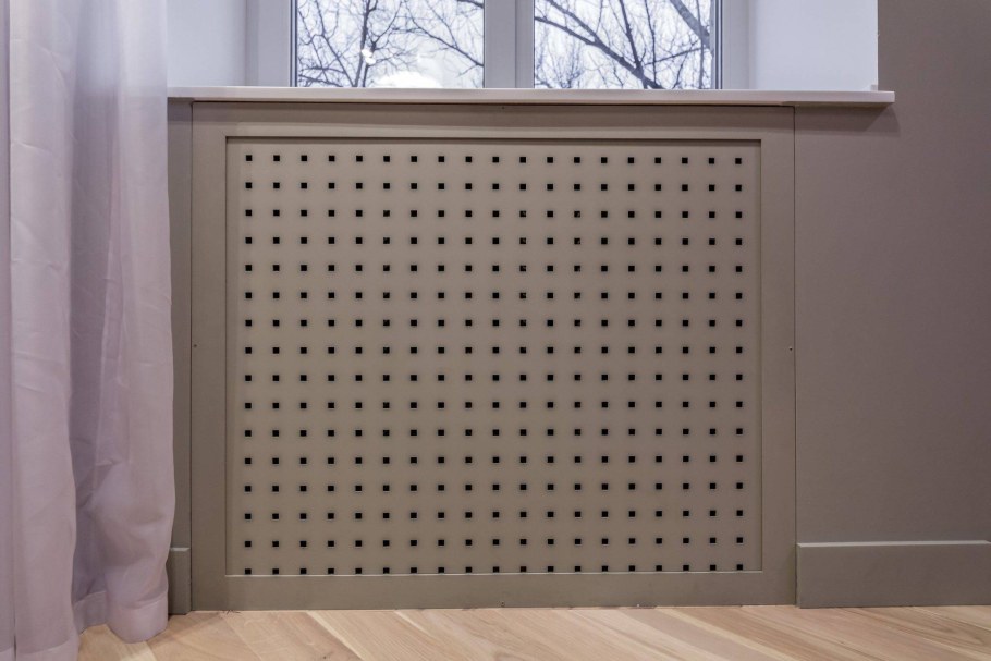 Декоративный экран для батареи в гостиной