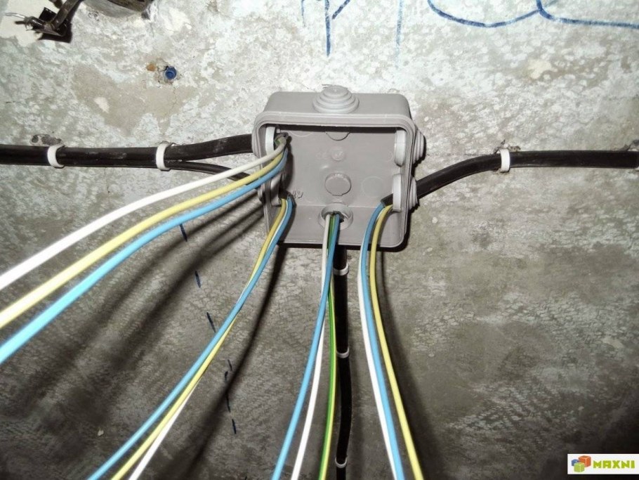 Установленая распаечная коробка