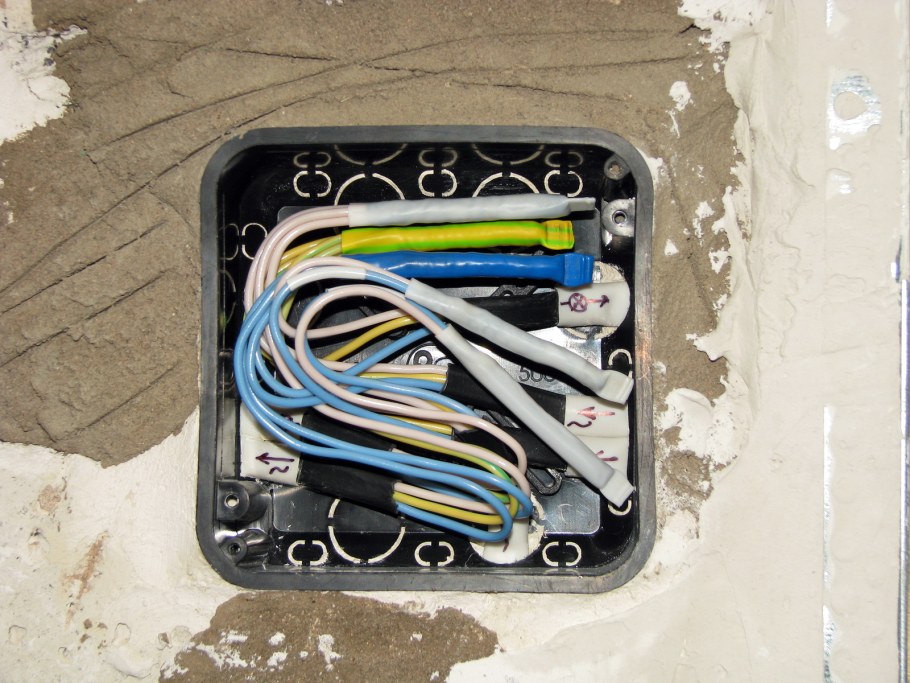 Распаечные коробки для скрытой проводки под штукатурку