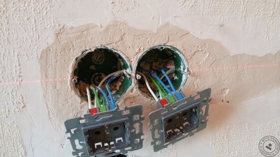 Крепление розетки в подрозетник