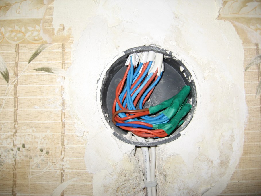 Распаечные коробки для скрытой проводки под штукатурку